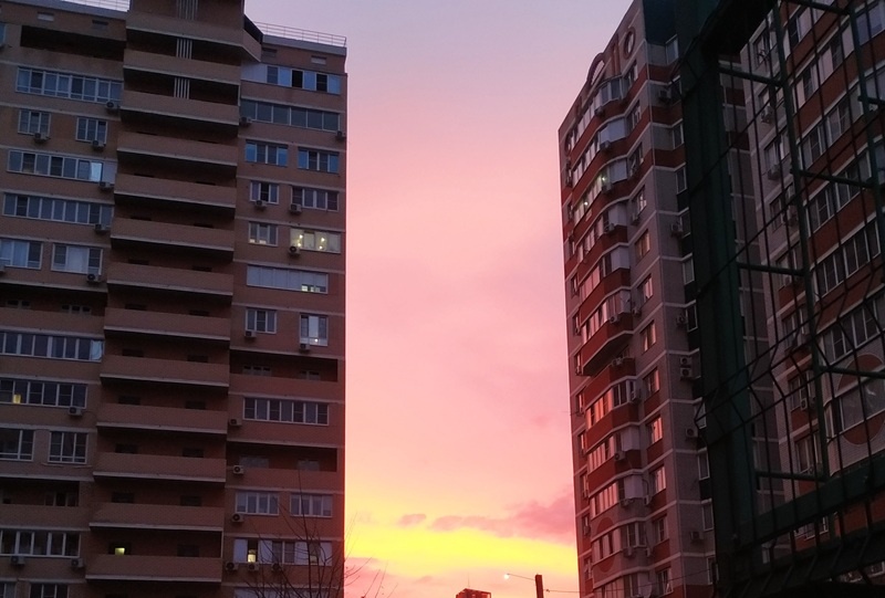 Слева новострой, справа дому дет 10 - цены на аренду в них могут различаться