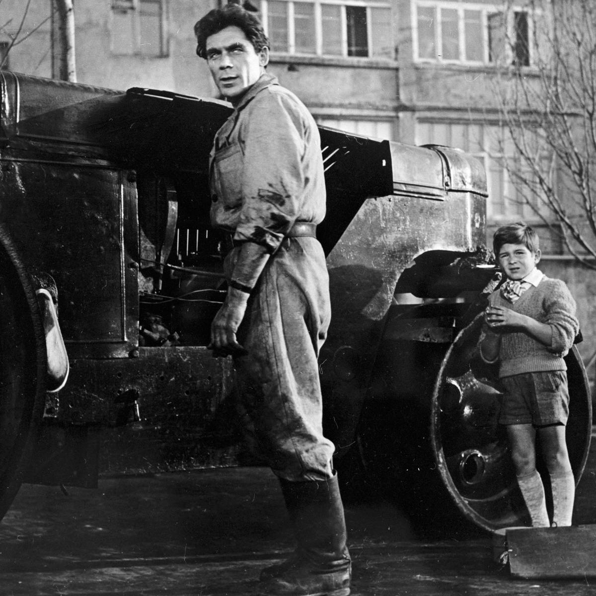    Народный артист РСФСР Владимир Заманский (слева) и Игорь Хомченко (справа) в сцене из фильма режиссера Андрея Тарковского "Каток и скрипка". 1960 год. /РИА Новости