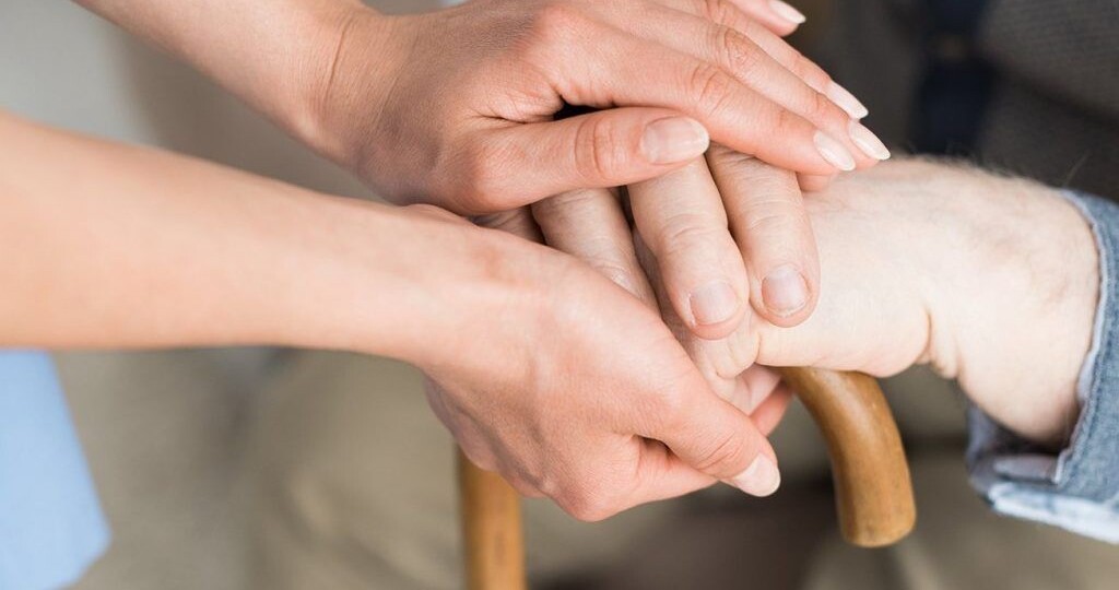 Новый закон о бесплатных соцработниках: как получить помощника на дом