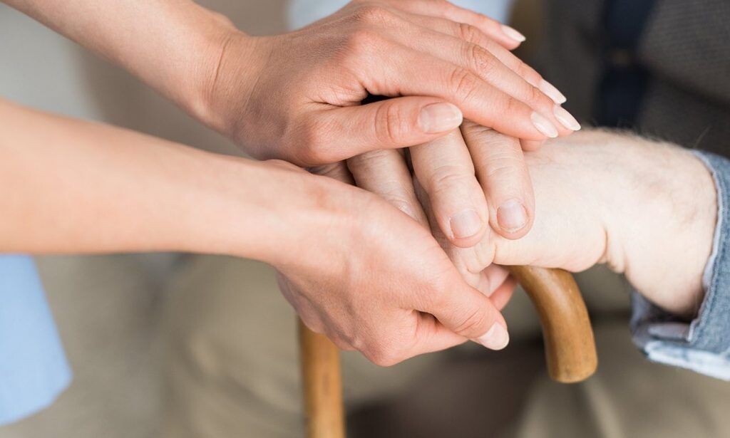 Новый закон о бесплатных соцработниках: как получить помощника на дом