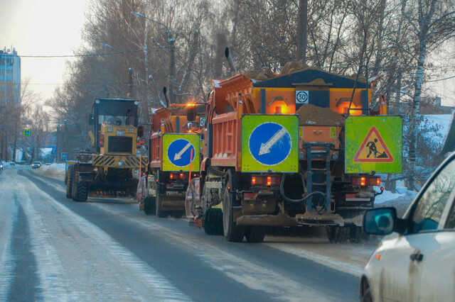 В Твери дорожные службы круглосуточно чистят дороги и вывозят снег