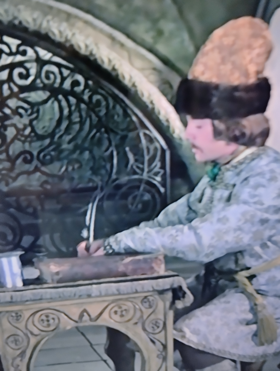 "Начал байку сочинять пенсионер, якобы подпольный он миллионер". Кадр из кинофильма "Иван Васильевич меняет профессию " 