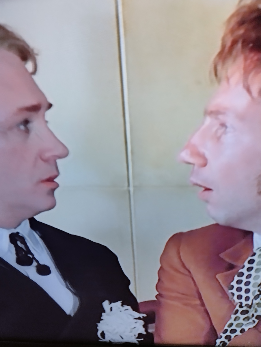 "Да, жених я непростой, мои соперники - отстой!" Кадр из кинофильма "Не может быть" 