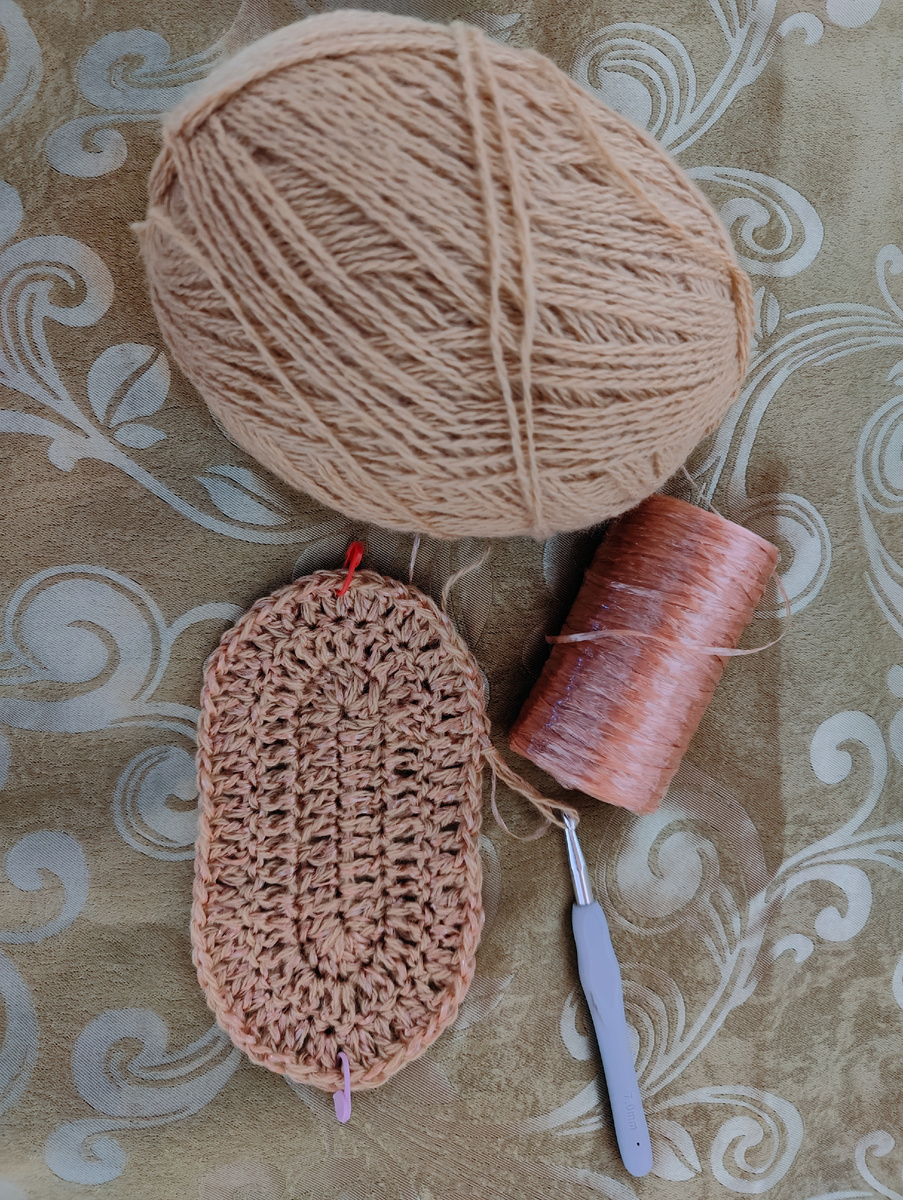 Донышко вязала нитями светло-коричневого цвета.