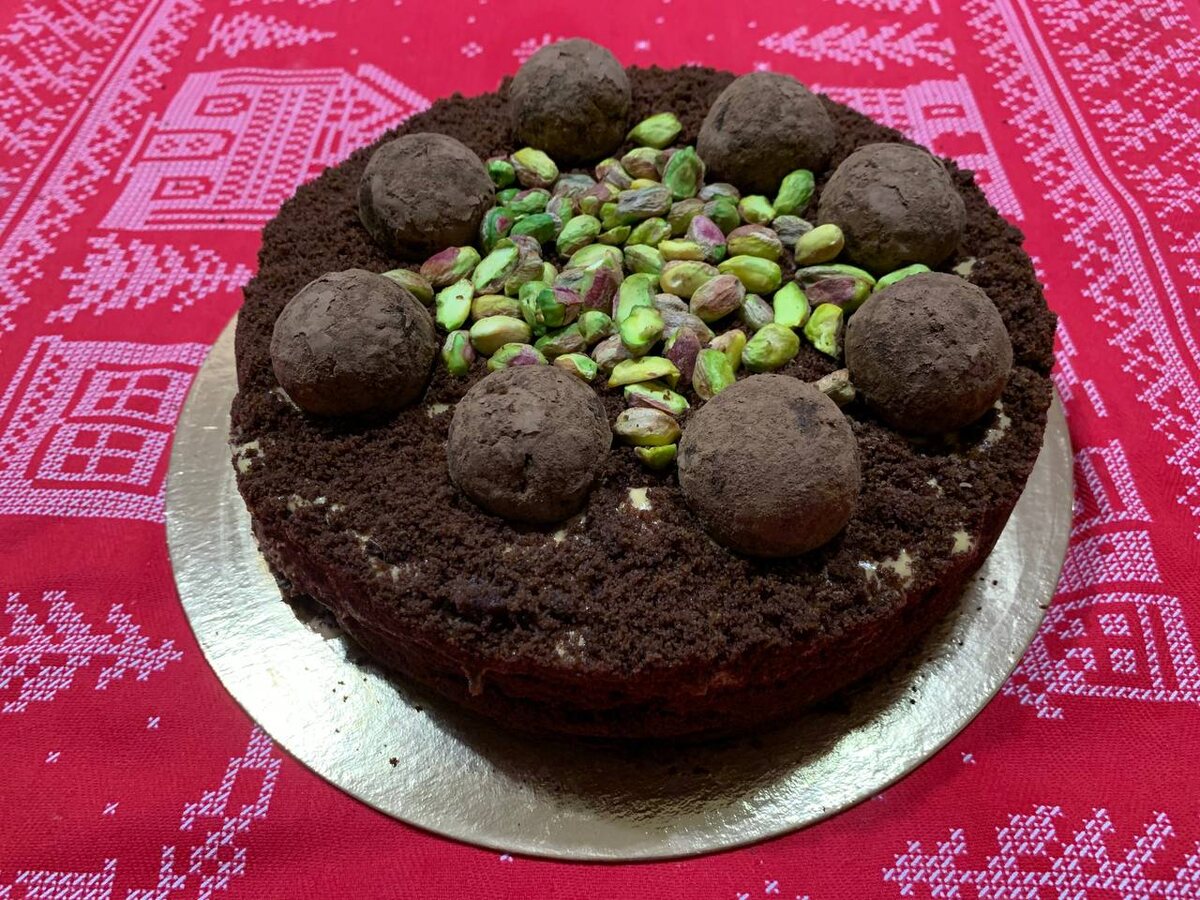 Торт "Три стакана", украшенный фисташками и пирожными