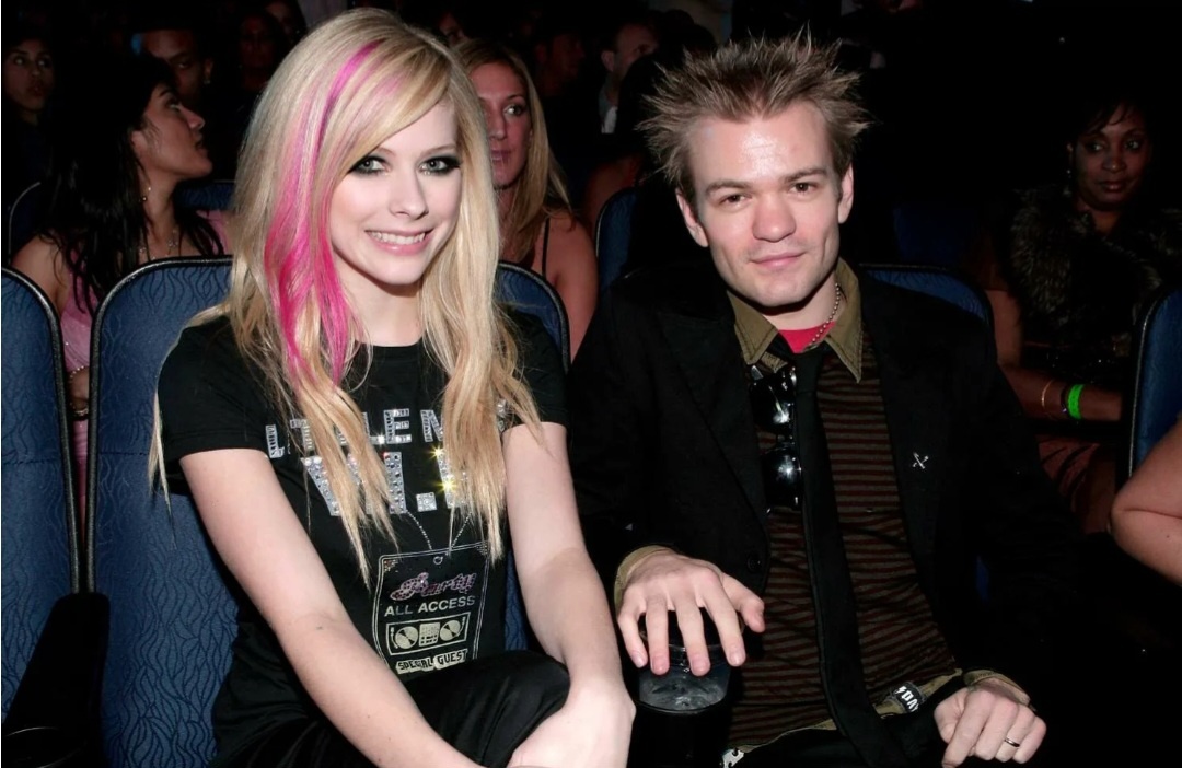 Даже волосы умудрилась покрасить в другой цвет ради того, чтобы внимание привлечь. А многие на это плюнули и стало пофиг. Потому что любят то не за цвет волос и не за внешность иначе это не любовь вовсе, а так ширь-шавырь