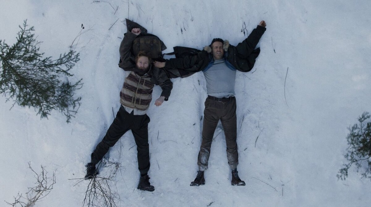 Кеннет Брана и Райан Рейнольдс на кадре из фильма Mayday/Источник: Apple TV