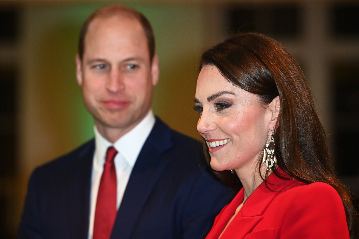 Кейт Миддлтон в красном шелковом платье вместе с принцем Уильямом и детьми появилась на приеме в Букингемском дворце