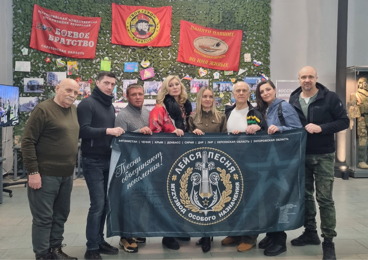 На фото артисты ВИА "Лейся, песня" Владимир Калмыков, Анатолий Мешаев, Екатерина Ефименко, Николай Волегов, певица Вика Цыганова, продюсер Евгений Красножён, руководитель фонда "Русское наследие" Владимир Хмелёв.