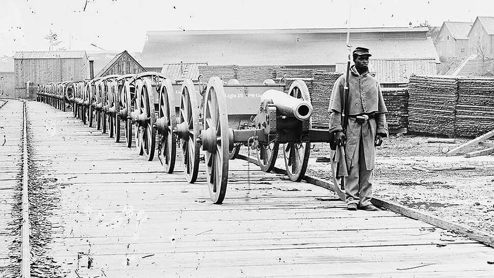 Солдат федеральной армии охраняет 12-фунтовое полевое орудие «Наполеон» в Сити-Пойнт, Вирджиния.📷Фото: Library of Congress
