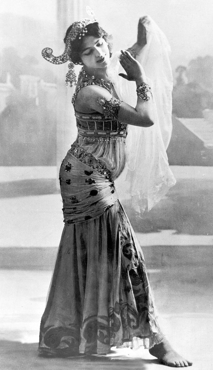 Листайте галерею фото тансовщицы