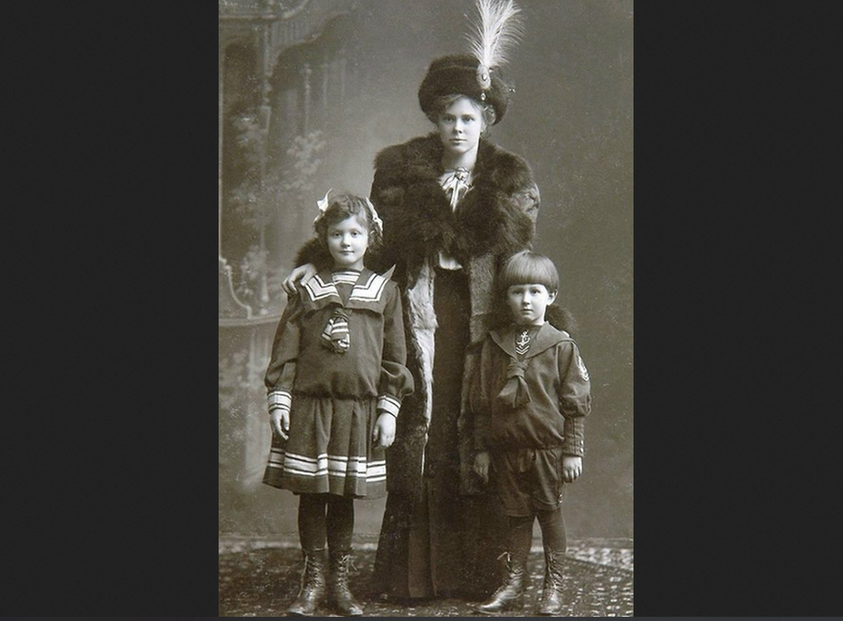 Анна Ефимовна Антонова с детьми. Фото из открытого источника в Яндексе