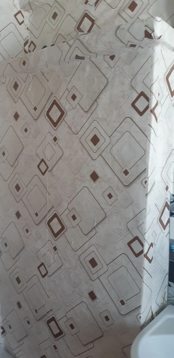 Фото из личного архива. Вот она во всей красе. Высокая, с приступкой наверху. Сейчас мама ею не пользуется, поэтому заклеила часть обоями.