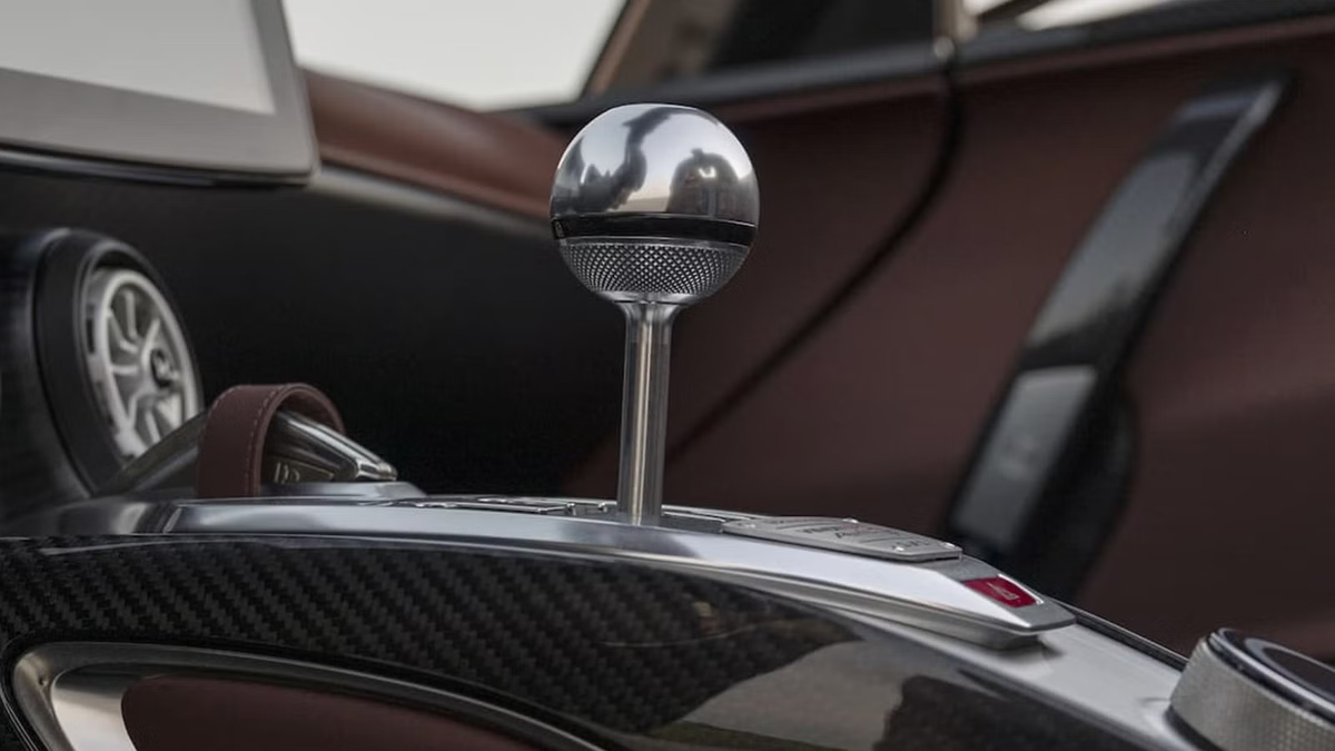 Рукоятка КПП самого мощного автомобиля в мире с ДВС