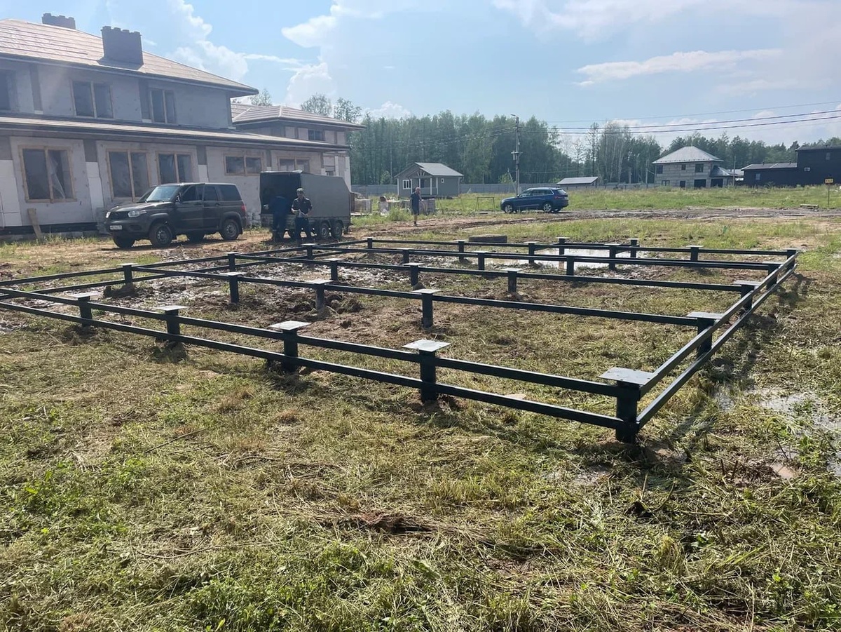 Фундамент из винтовых свай для дома по проекту "Виола"