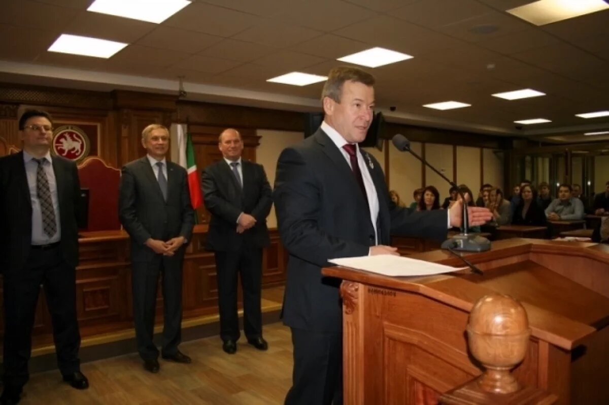    Судья Ризван Юсуфов выступает с трибуны.