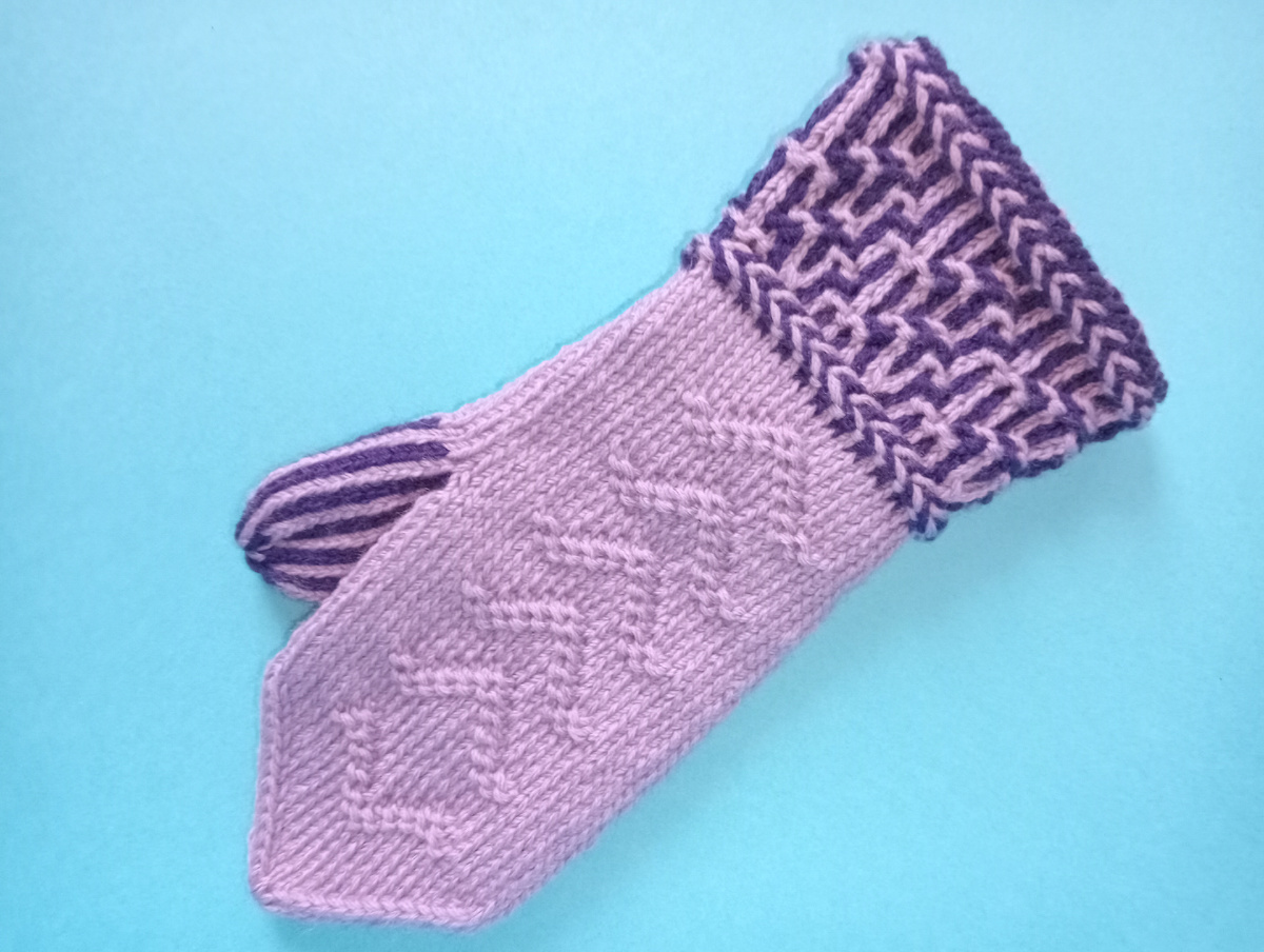 Варежка связана от двух концов twined knitting, фото авторов