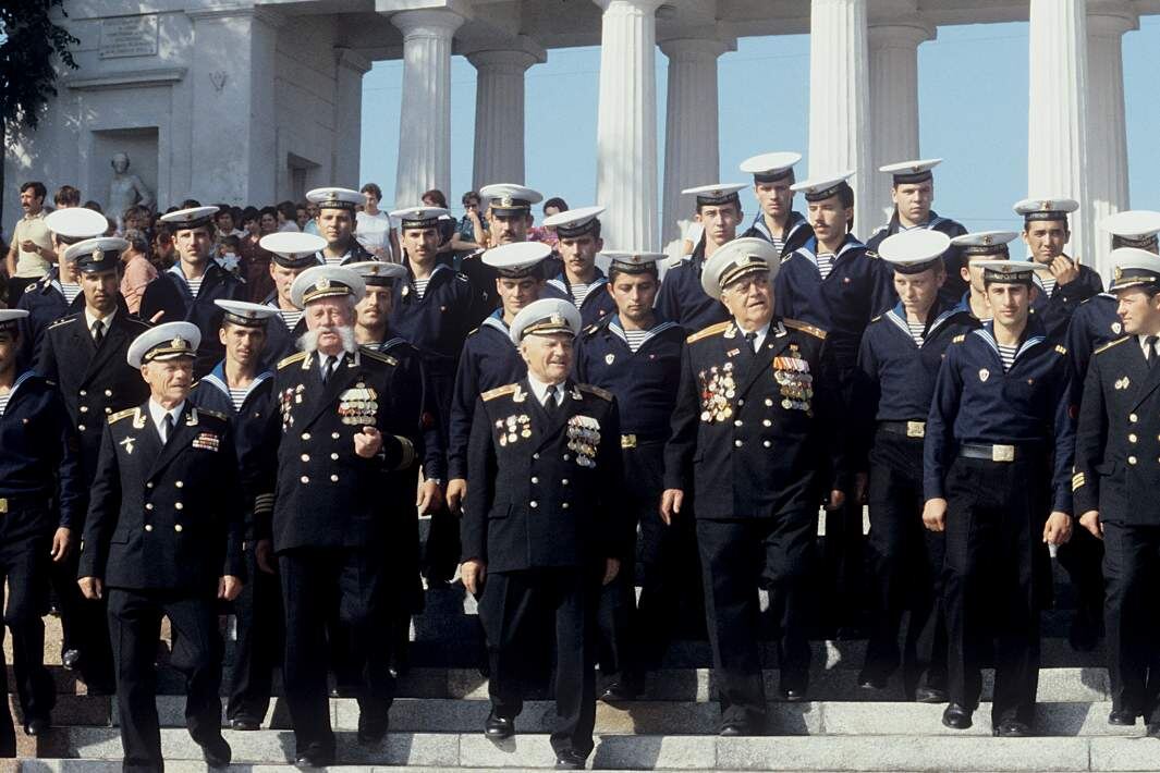 Ветераны Великой Отечественной войны на ступенях Графской пристани в Севастополе во время празднования Дня Военно-морского флота СССР, Украинская ССР, 1984 год
Фото: РИА Новости/Александр Лыскин