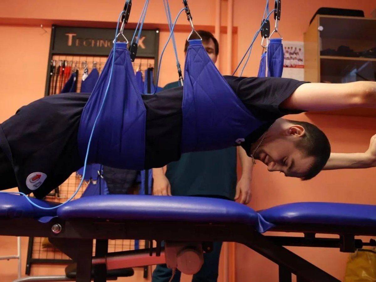     Сейчас молодой человек укрепляет мышцы спины, живота