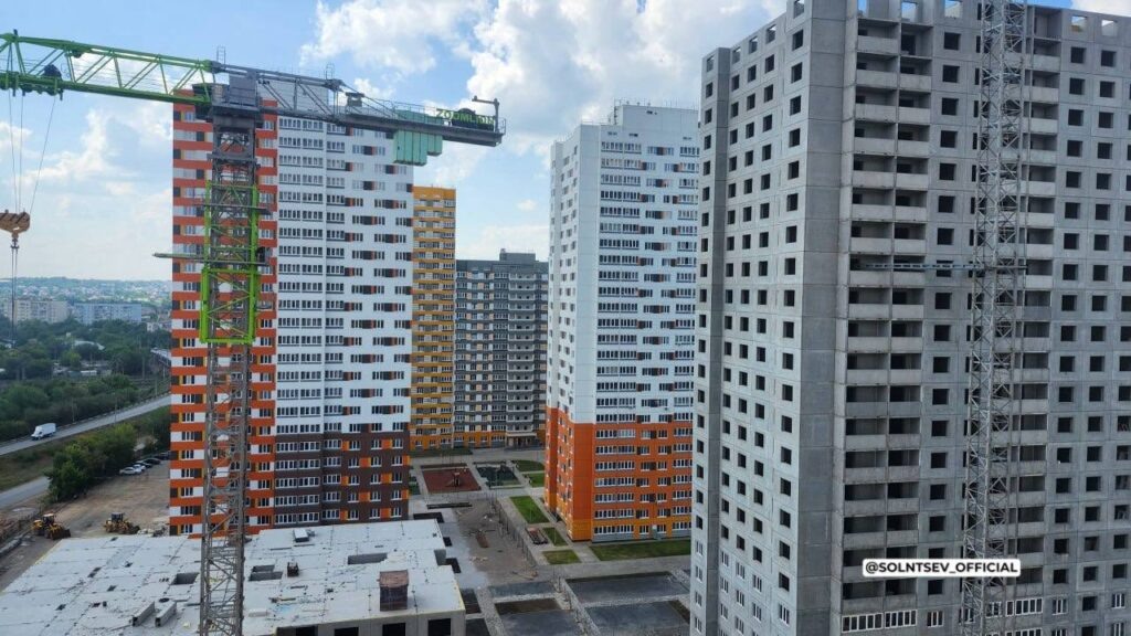     Строительство жилья в Оренбуржье идет активными темпами. Фото: тг-канал Евгения Солнцева.
