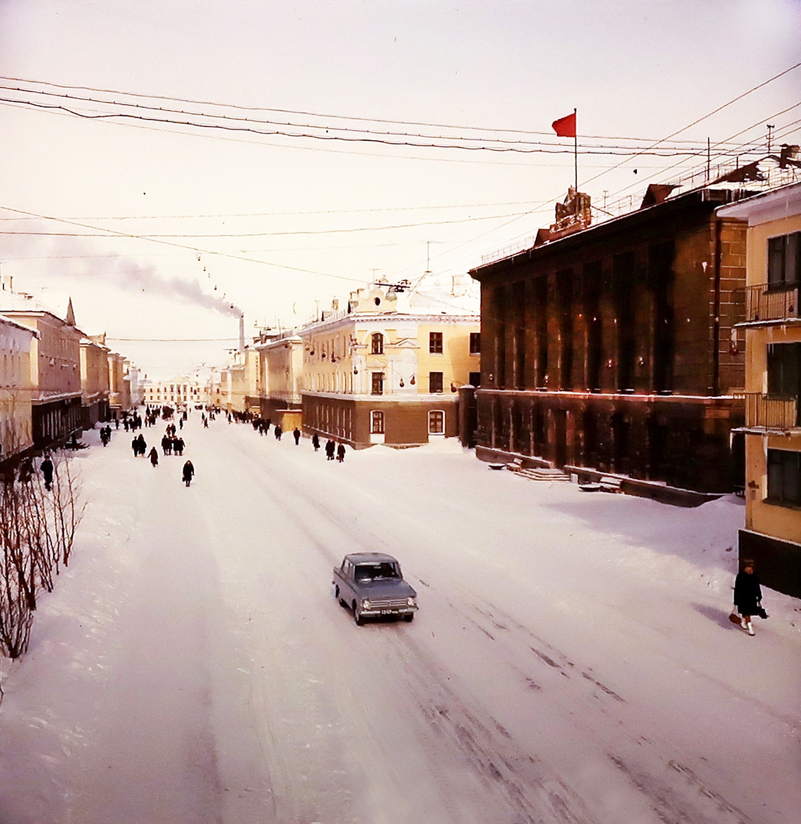 Улица Московская. Предположительно 1972 год. Вот в этом здании справа дежурил герой повести. МБУК "Воркутинский музейно-выставочный центр". https://vk.com/retro_workuta