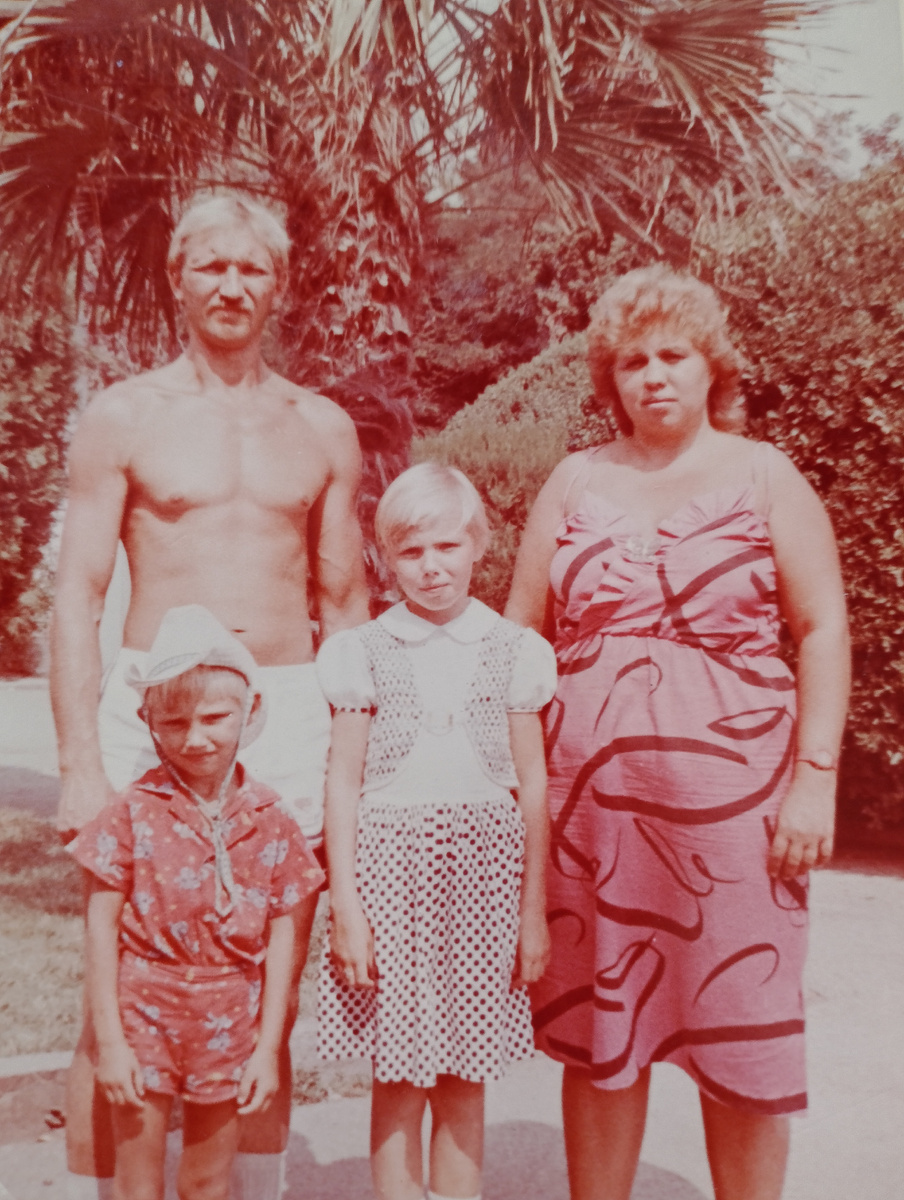 Фото автора. Я, мой второй муж, дочь и сын.