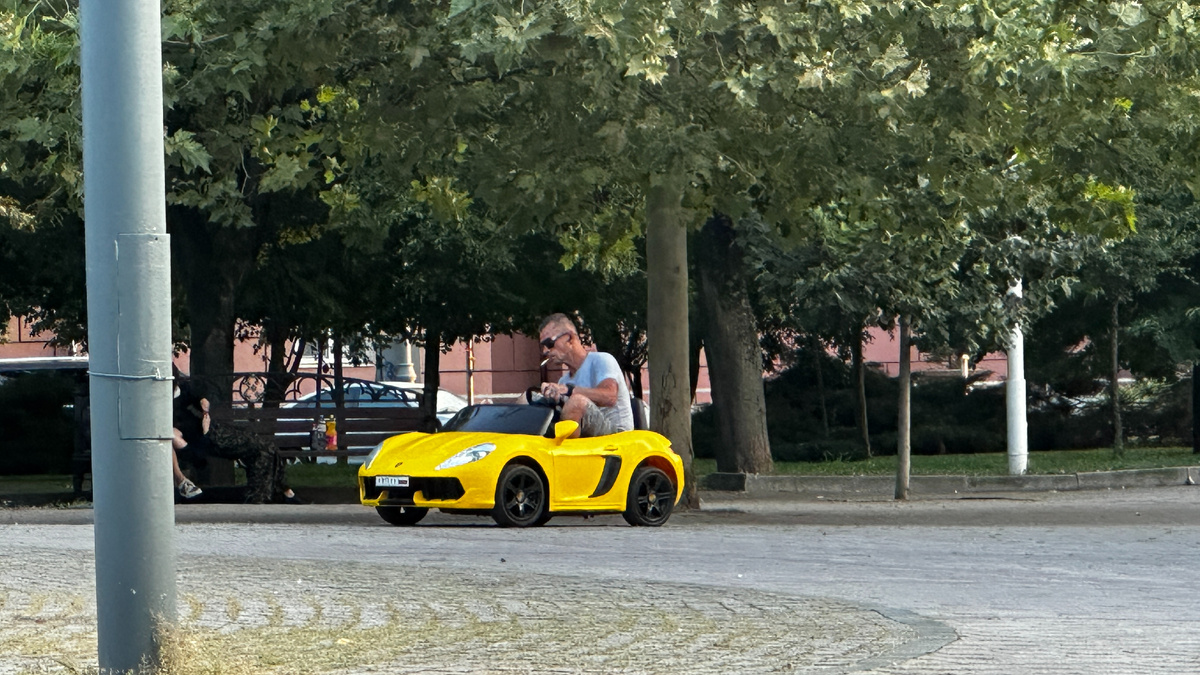 Вот такой персонаж нам втретился на улице, и я сразу подумала, что на этом авто должны быть ростовские номера) 