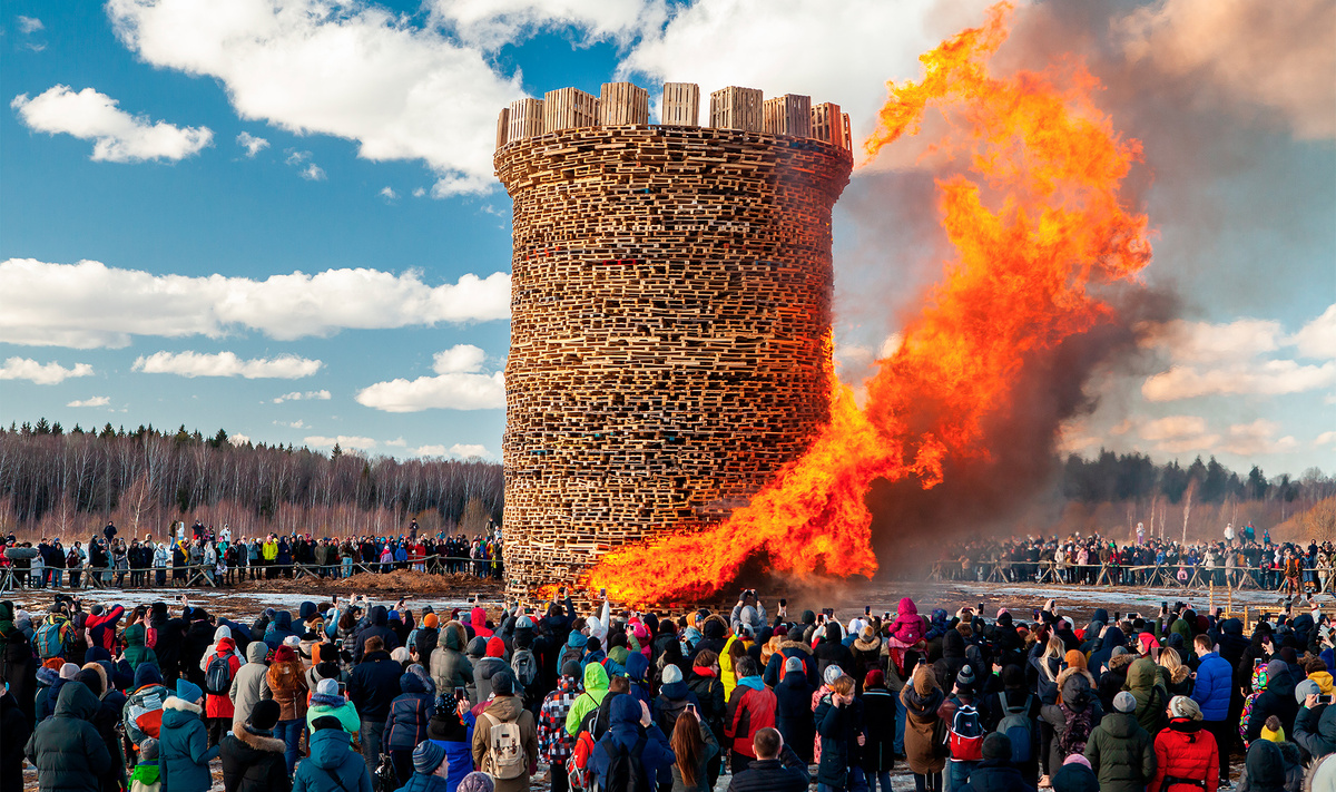 В Никола-Ленивце не просто сжигают обычное чучело, а устраивают настоящий перформанс с масштабным полыханием арт-объектов.Фото: Vladislav Sinelnikov / Shutterstock.com

