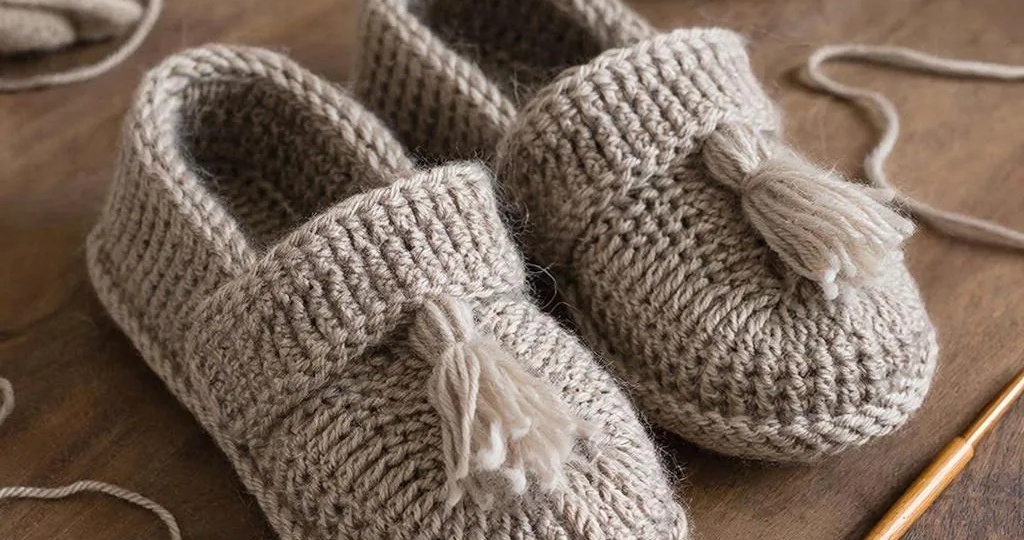 Просто и быстро создаём вязаные тапочки для дома