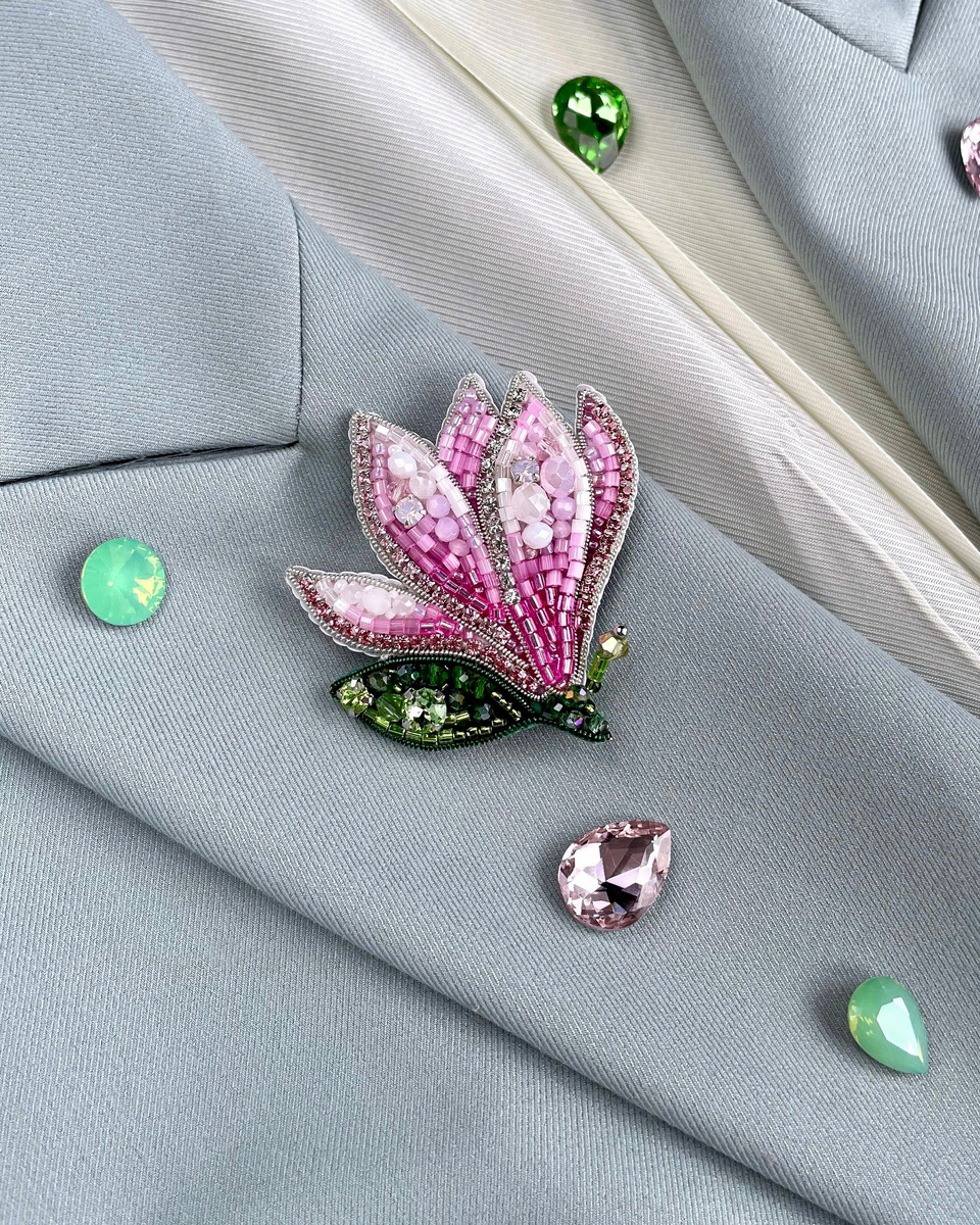 Брошь магнолия из бисера с градиентом