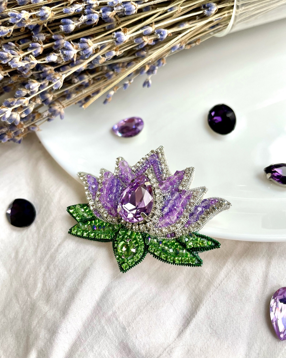 Брошь лотос из бисера