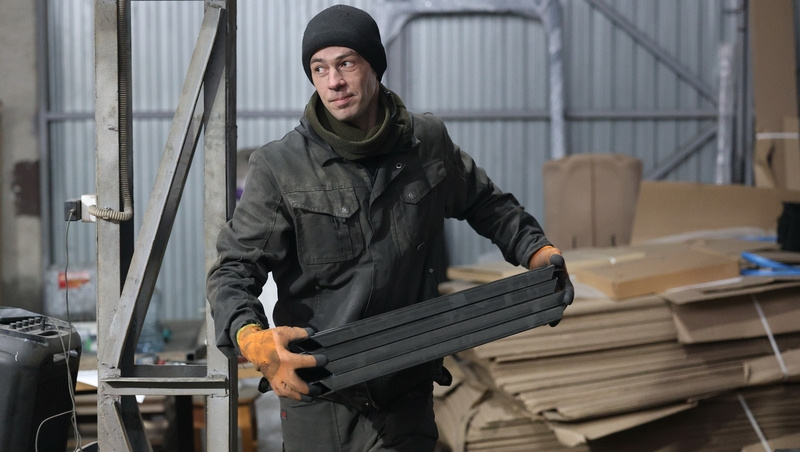    Артём Кузьмин за работой на своём производстве Фото: Дмитрий Ахмадуллин / / ИА «Победа26»