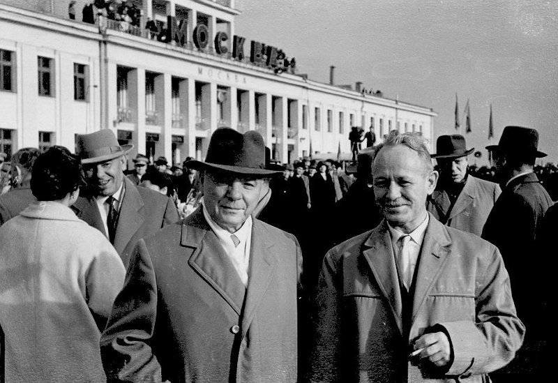 К. Е. Ворошилов и М. А. Шолохов на Внуковском аэродроме перед вылетом в Америку. ГМЗШ КП-17040