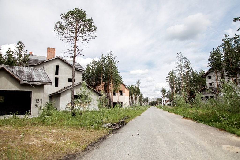   В 43-м микрорайоне Сургута заброшенные таунхаусы заменят многоэтажками