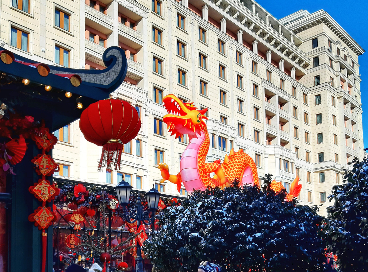 Китайский Новый год 2026 в Москве. Стилизованный экспресс Москва — Пекин на площади Революции.