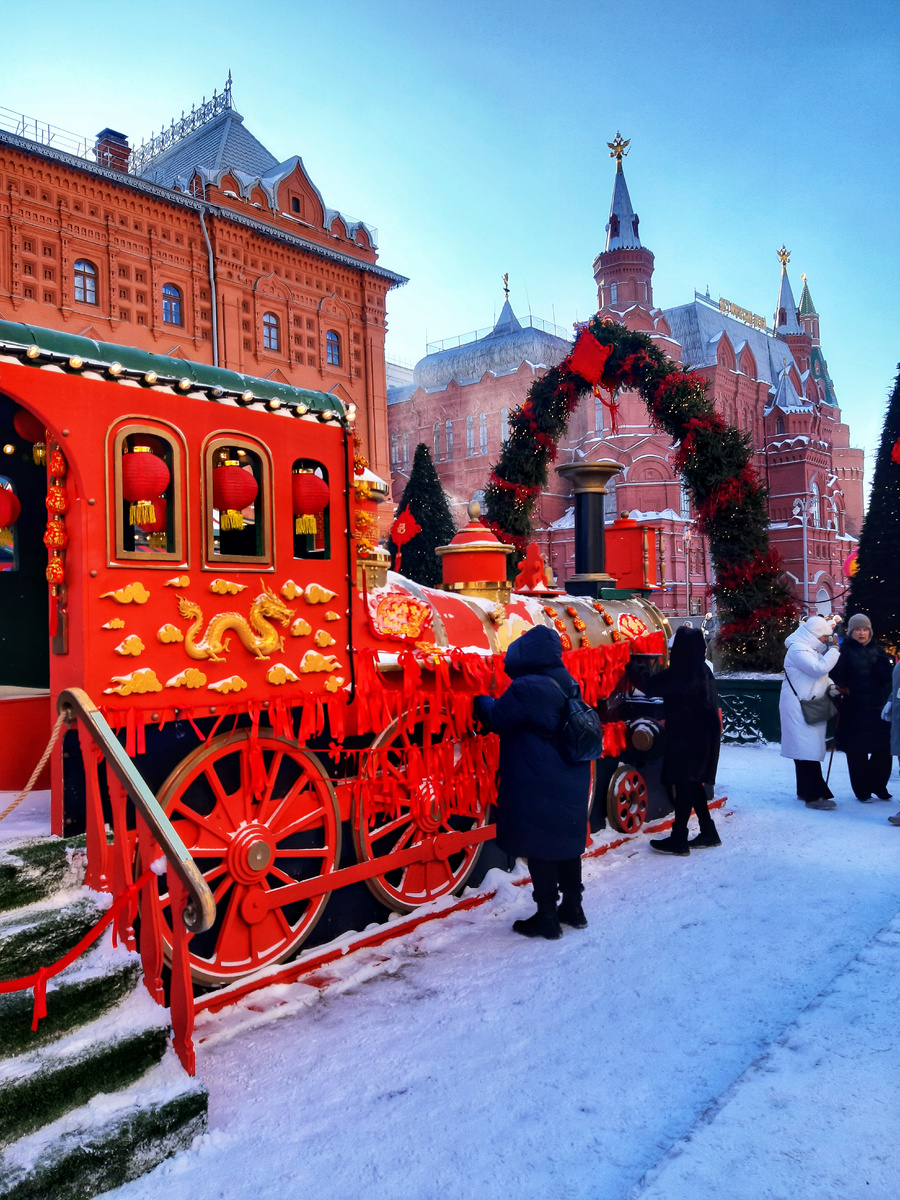 Китайский Новый год 2026 в Москве. Стилизованный экспресс Москва — Пекин на площади Революции.