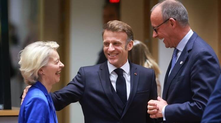    ТАСС/EPA Автор: OLIVIER HOSLET Хорошо смеется тот, кто смеется последним (слева направо: фон дер Ляйен, Макрон, Мерц)