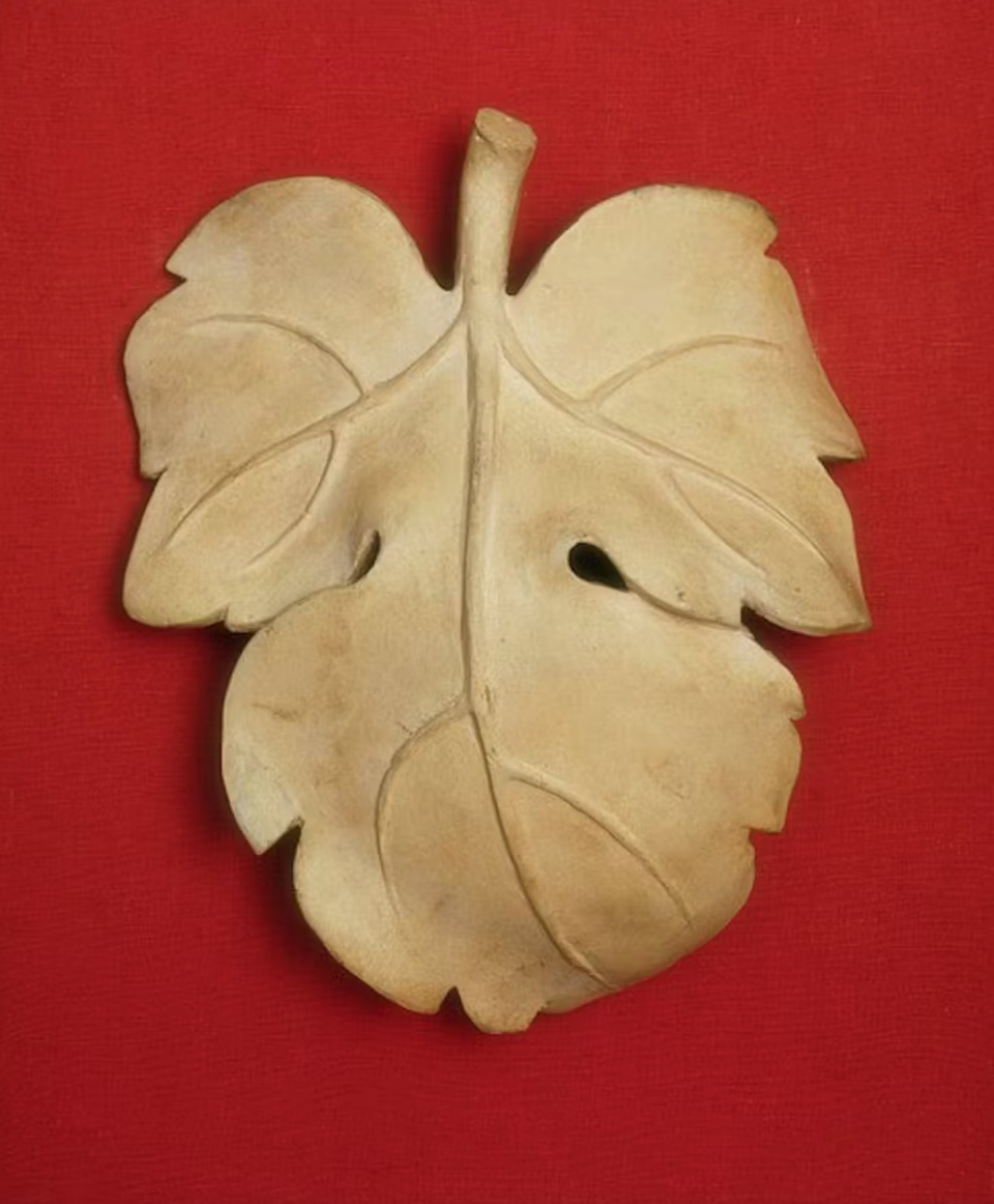 Этот лист фикуса был предназначен для того, чтобы прикрыть гипсовую копию «Давида» Микеланджело, подаренную королеве Виктории примерно в 1857 году. Музей Виктории и Альберта/Wiki