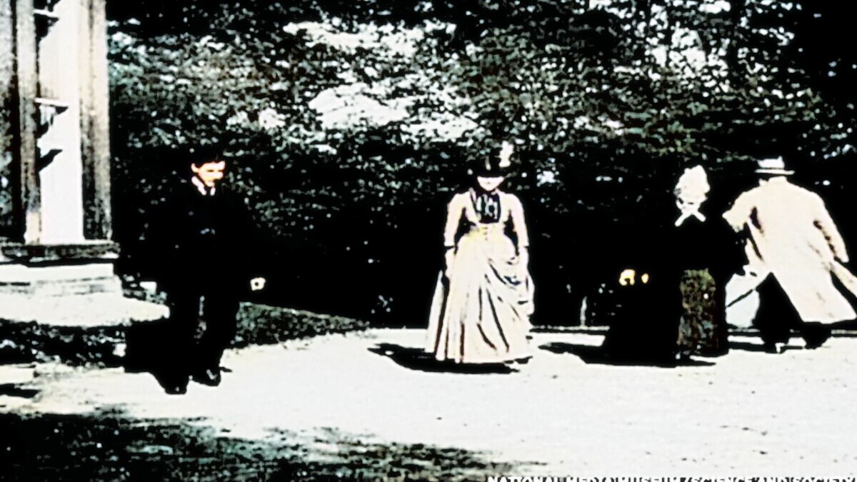 Вот так родственники Лепренса прогуливались по дорожке