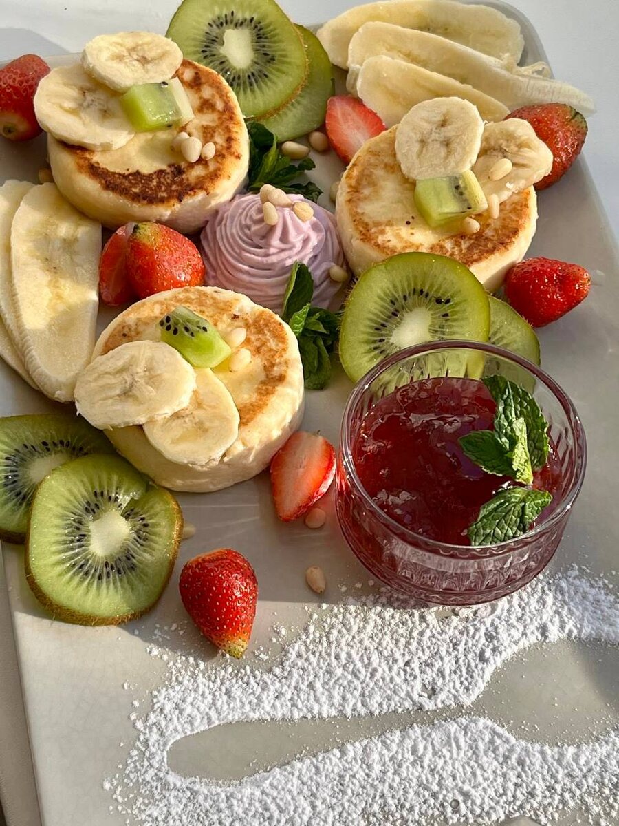 Сырники с фруками и клубничным джемом