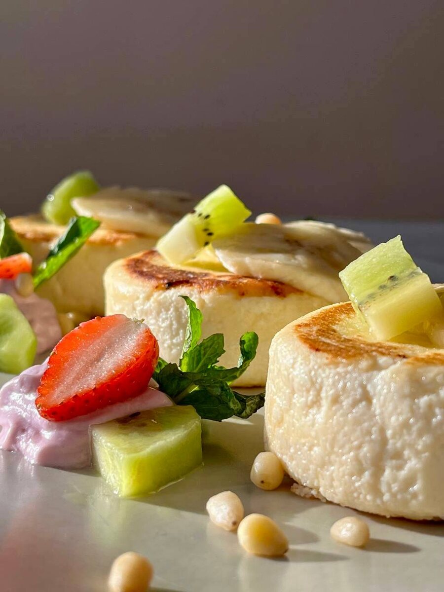 Сырники с фруками и клубничным джемом