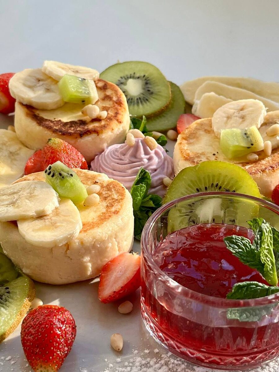 Сырники с фруками и клубничным джемом