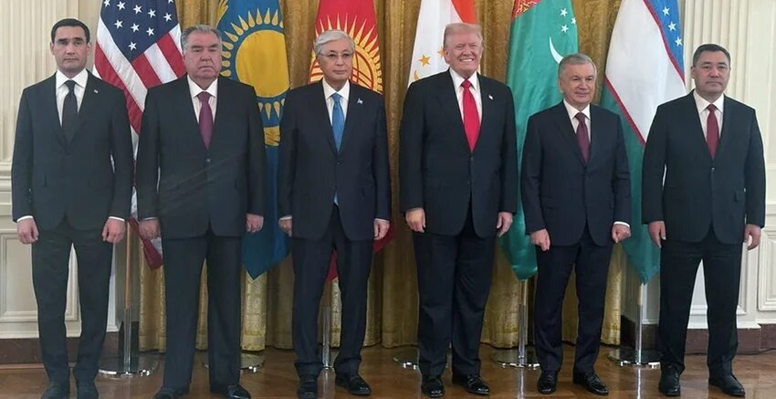 Вот трампу и смешно, от Путина к нему прилетели...