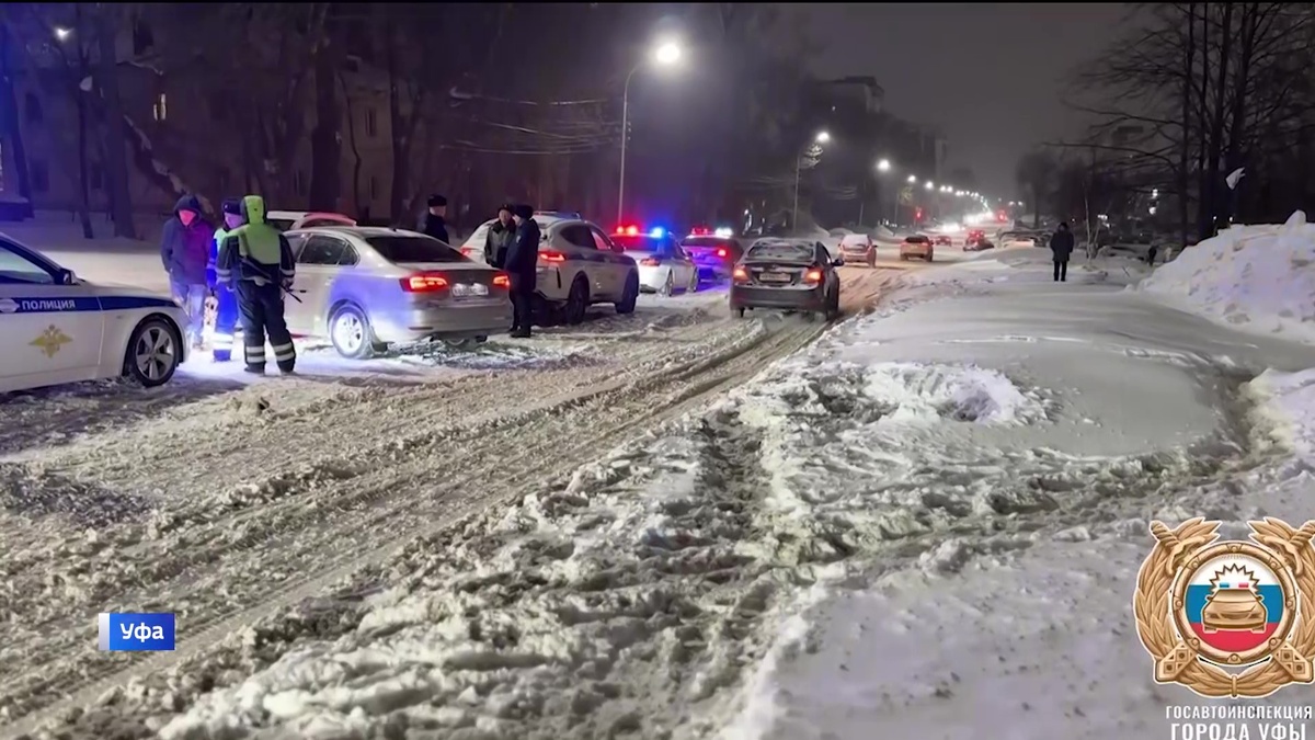    В Уфе на улице Российской Volkswagen Jetta сбил пешеходов на тротуаре