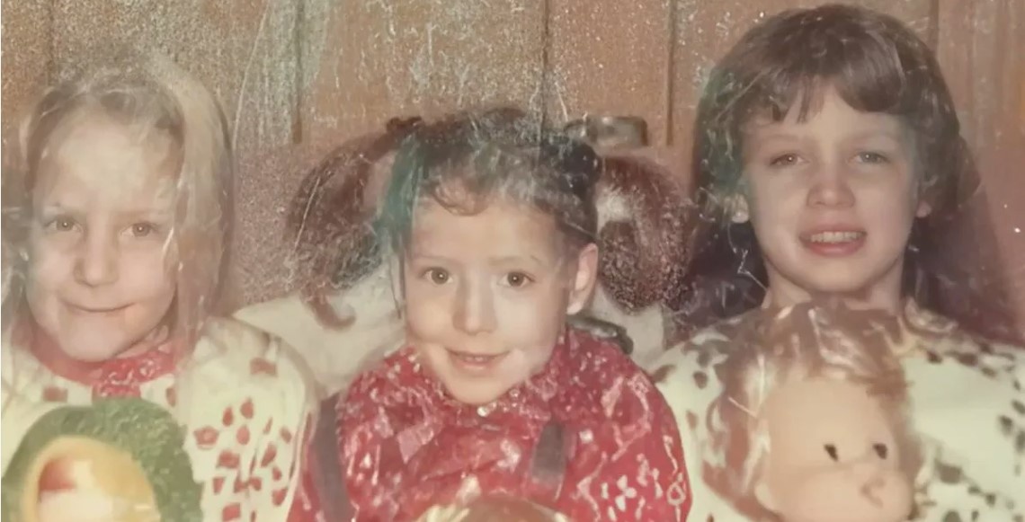 Фото из общего доступа в интернете (Мэри с сестрами)