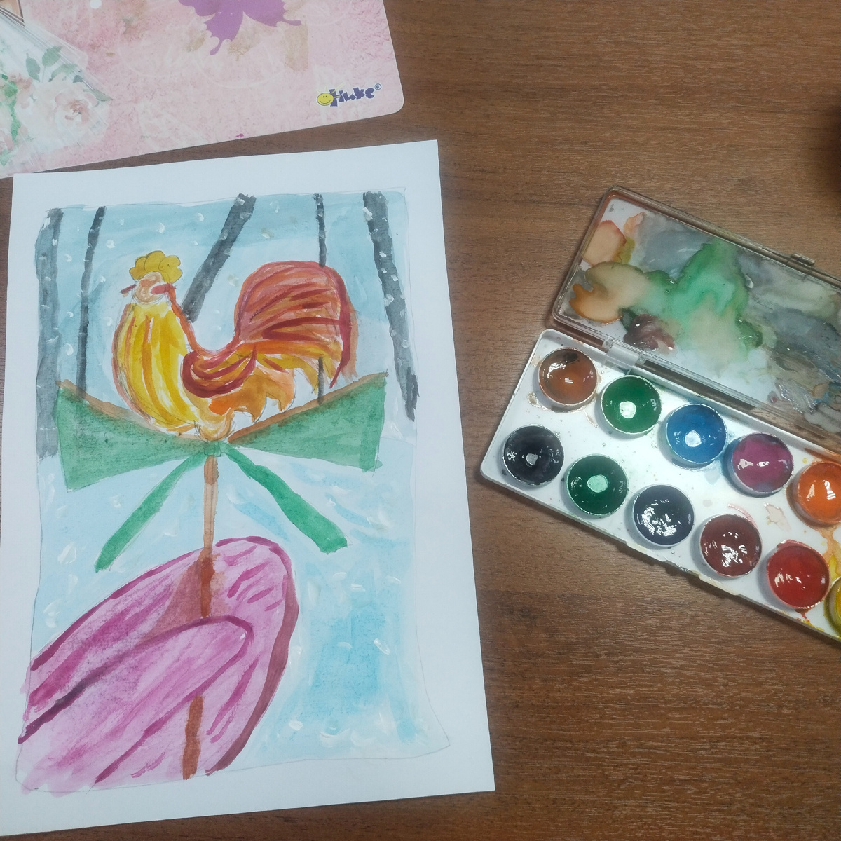 А держу я его в своей сиреневой варежке. У нас вчера снега нападало, потому я основательно оделась. Так что снег мой , можно, сказать с натуры. В окно было видно, как  слепленные снежинки комочками летят.