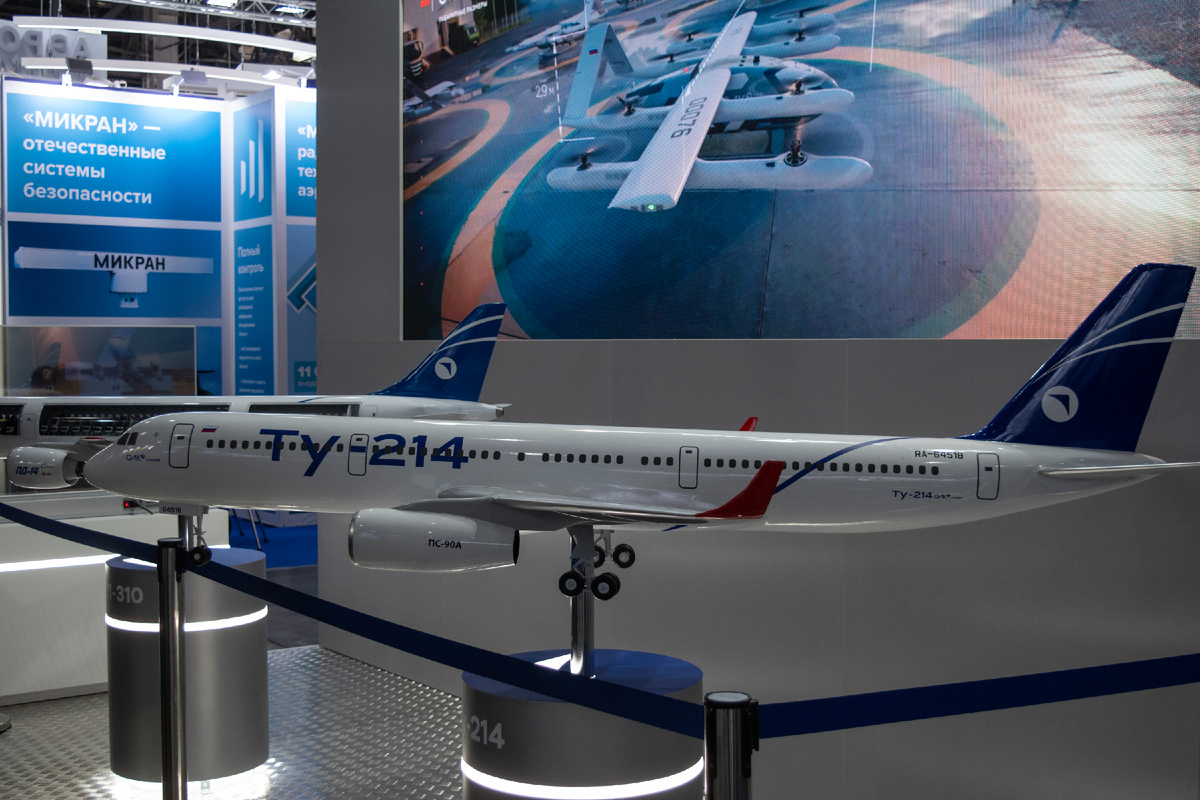 Контракт на поставку первой сотни Ту-214 был подписан накануне