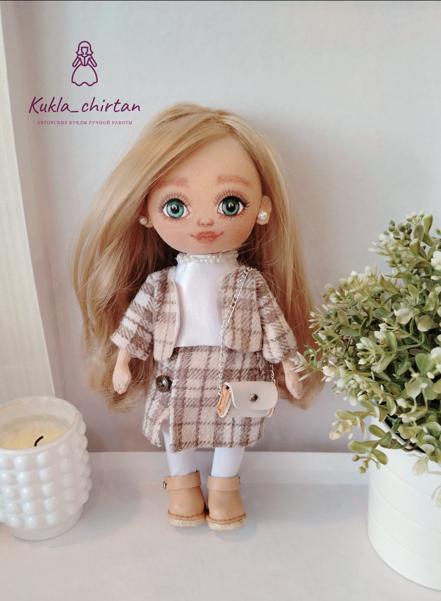 Одна из первых моих куколок с "живым" взглядом в костюмчике и с акссесуараи из натульной кожи