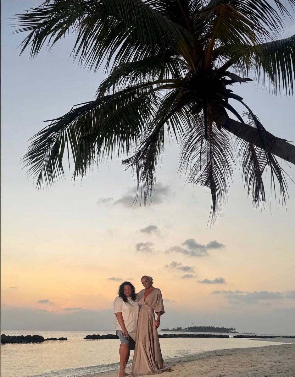 Формат трансляции радикально изменился по сравнению с теми ожиданиями, которые ей дала ранее сотрудница телеканала Анжелика, которая даже напросилась с визитом к Анастасии во время отдыха на Мальдивах. Фото: социальные сети