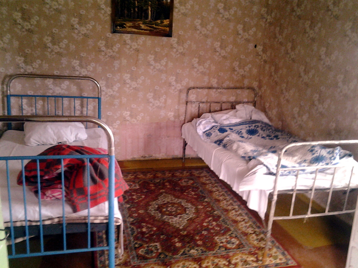 Стаскала на кровати все запасы мягких вещей, которые мы привезли из квартиры: пледы, ватные одеяла, покрывала.